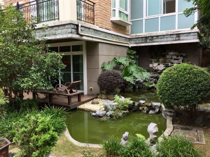 地 址:南宁市民族大道163号 项目配套:幼儿园:翡翠园幼儿园 中小学:翡翠园学校,南宁市新二中 商场:航洋国际购物广场 邮局:凤翔邮政所 银行:国家开发银行广西壮族自治区分行,国家开放银行广西分行 其他:琅东客运站 环境配套:小区内部配套:社区高尔夫球场俱乐部;社区双会所,双泳池,四个网球场,叠水瀑布,亚热带雨林;社区专线车中巴,小巴 交通状况:6路,25路,39路,42路,45路,52路,76路,87路,89路,90路,206路,213路,603路,609路,704路,706路 建筑类别: 物业类型: